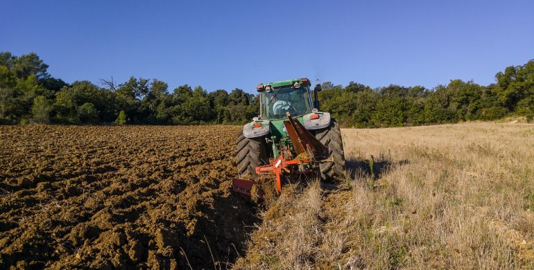 https://pixabay.com/photos/tractor-labour-agricultural-machine-1732144/