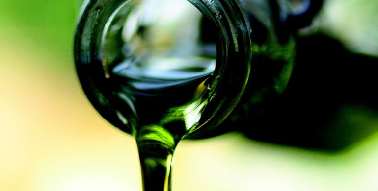 https://pixabay.com/photos/olive-oil-green-olive-oil-food-850336/