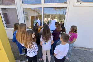 Radionice “Tlo koje hrani – vrt koji vraća” educirale učenike i lokalnu zajednicu u Tisnom